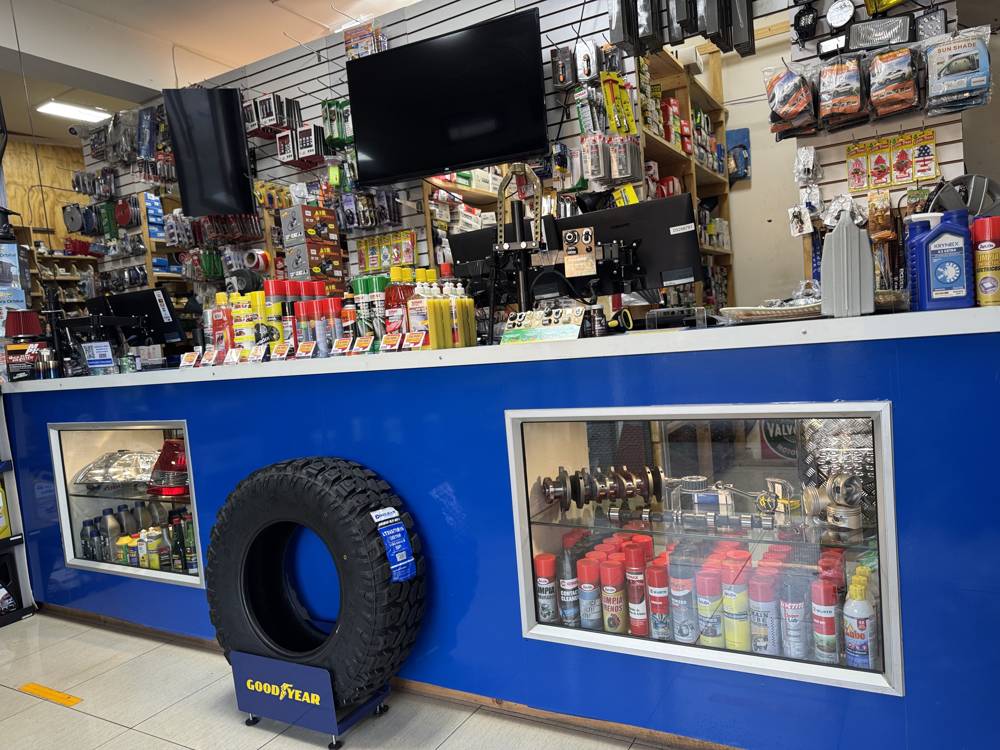 Interior tienda Zona Repuesto
